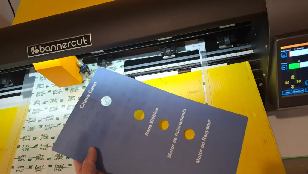 Plotter de recorte da membrana de policarbonato e mesa de acabamento
