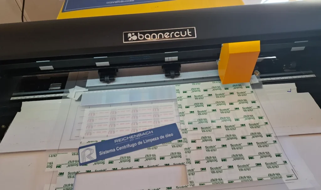 maquina recortando o filme policarbonato de painel de comando