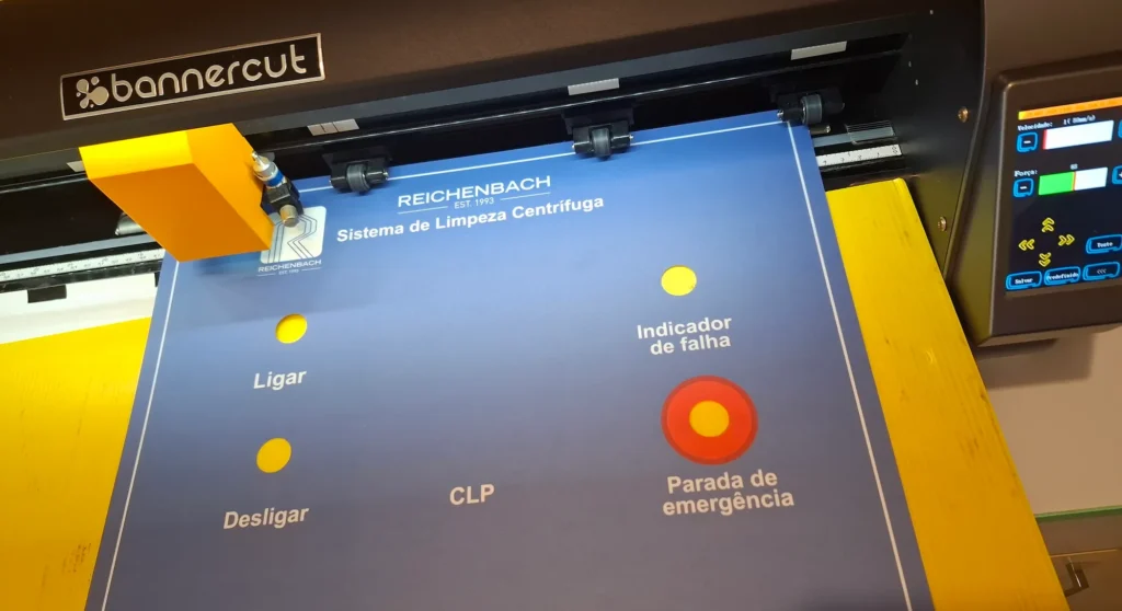 Máquina de recorte fazendo um melhor acabamento visual